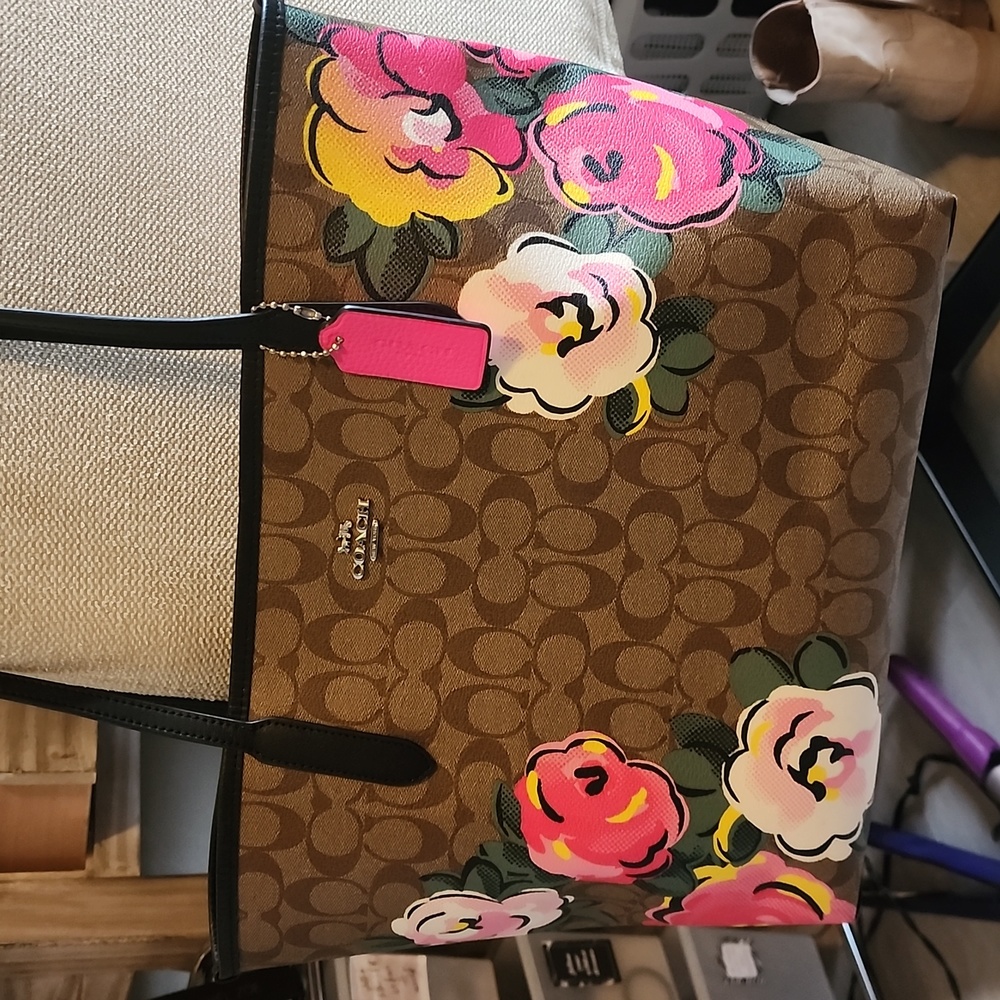 Coach Womens large cute logo/floral pocketbook/tote bag.